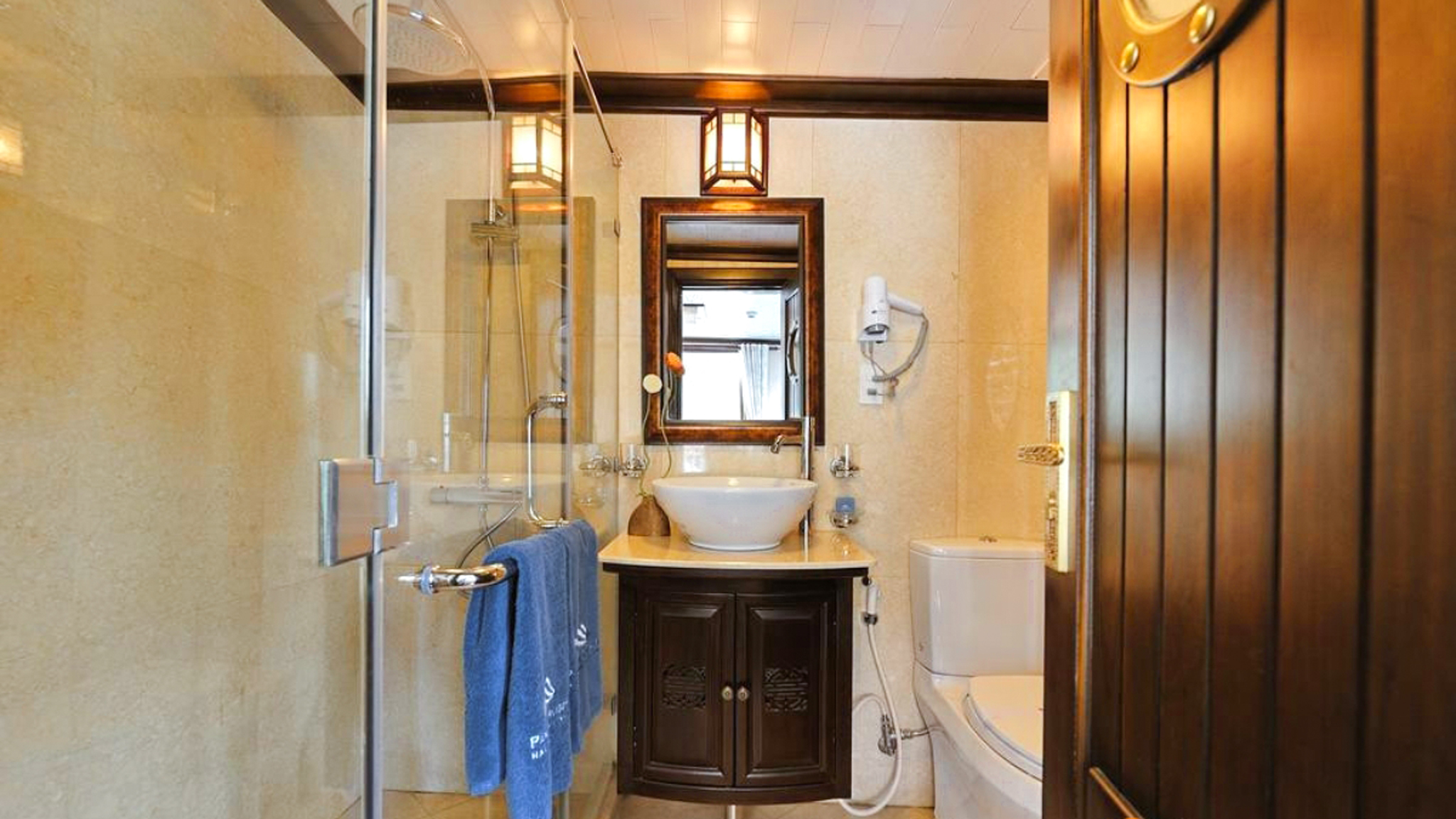 M id-range cruise Bathroom Fulfillments