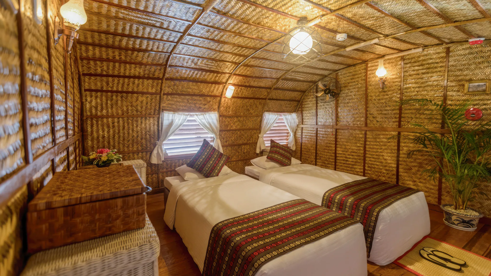 Traditional Twin Beds Cabin