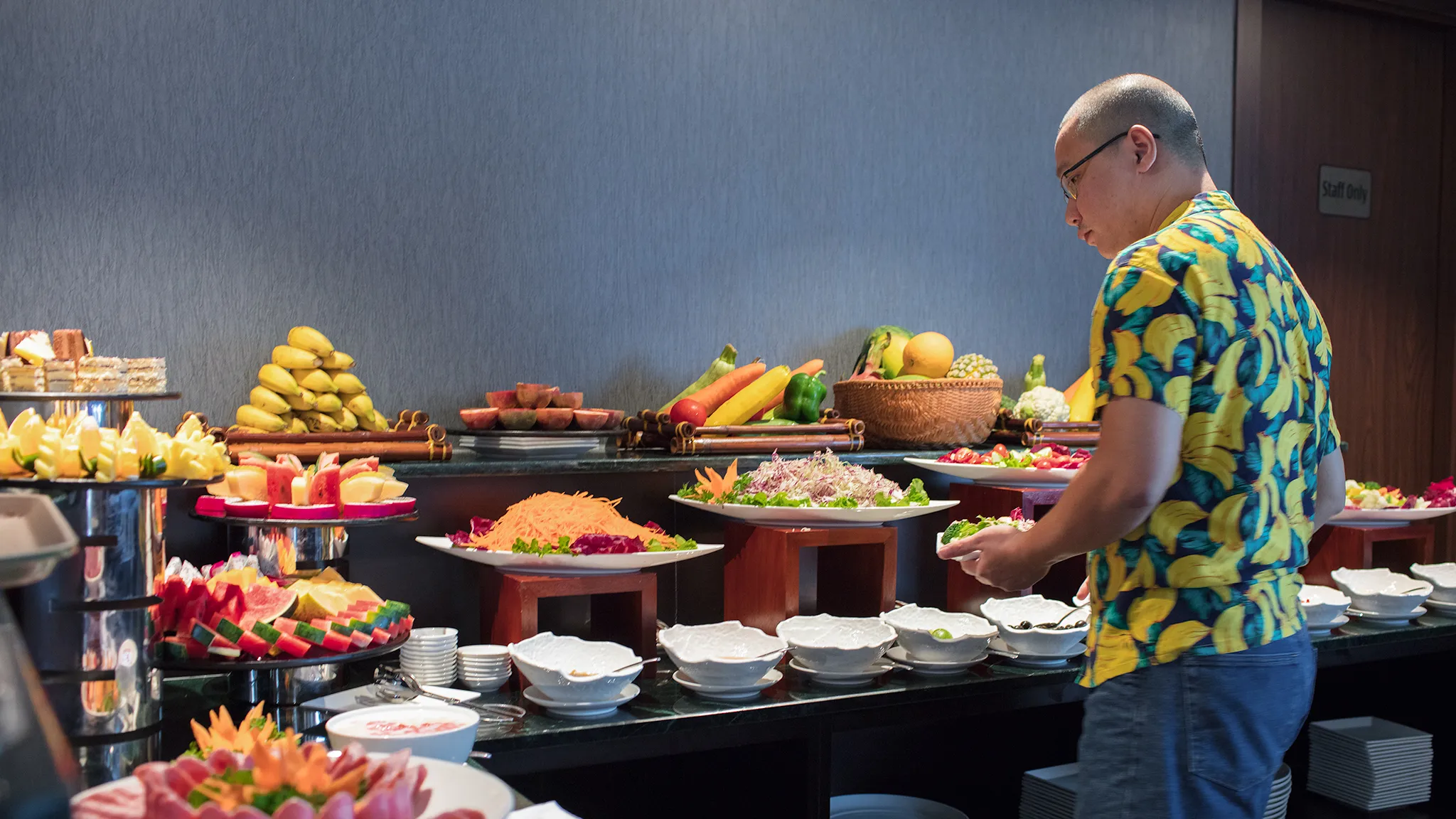 Relish various tropical foods