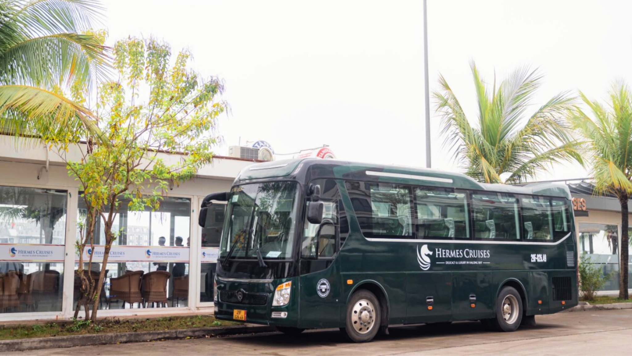 Hermes Cruise offers ultra-modern transportation services from Hanoi to Halong.