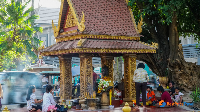 Preah Ang Check - Preah Ang Chom Shrines