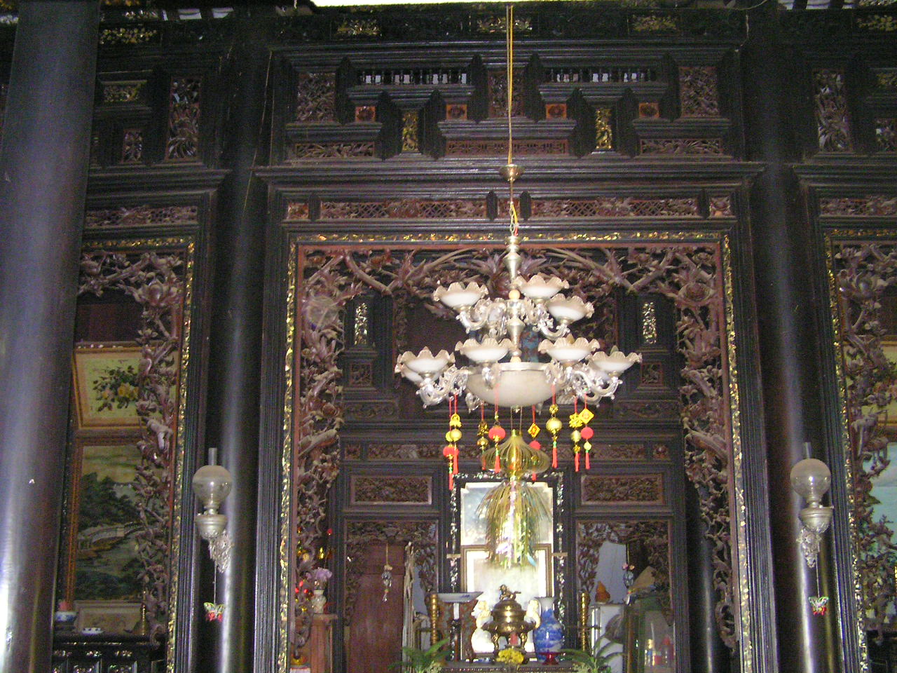 ... and inside Huynh Thuy Le Ancient House
