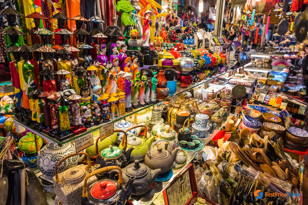Souvenirs in Ben Thanh market