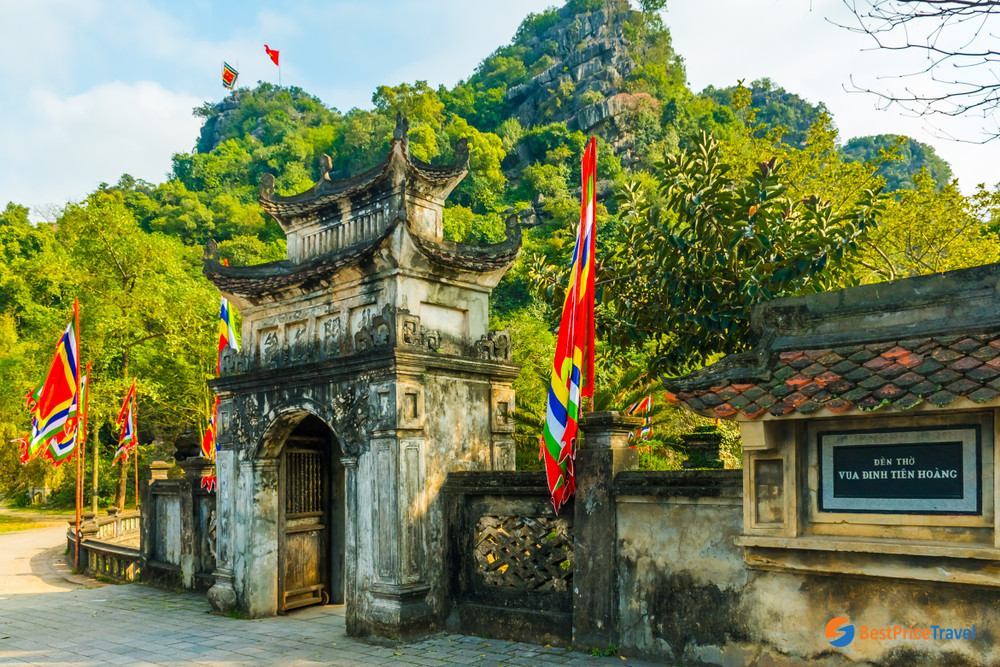 Entrance to Main Temple in Hoa lu