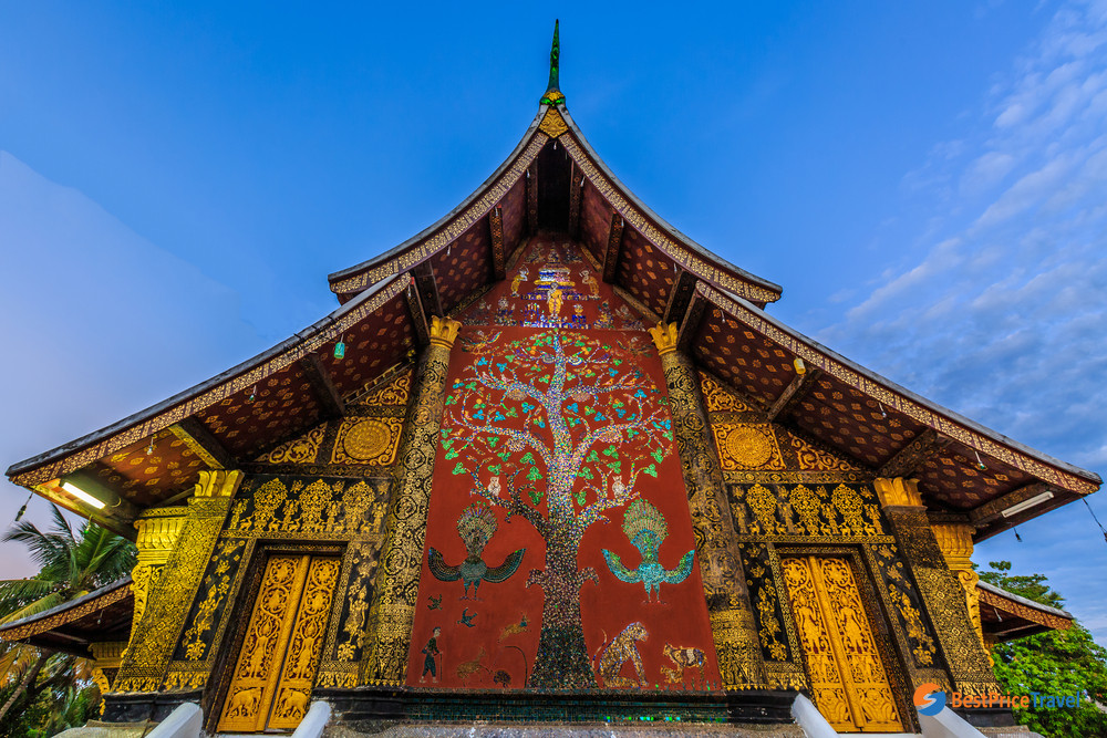 The elaborate mosaic patterns and wall carvings in Wat Xieng Thong
