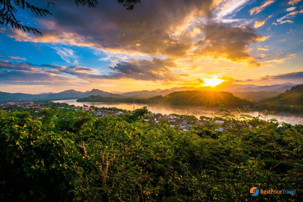 The panoramic view from Mount Phousi