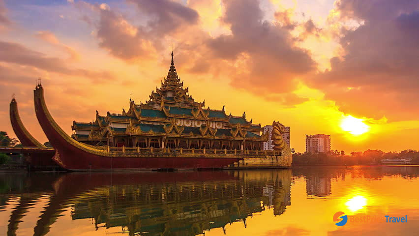 Kandawgyi Lake at sunset time