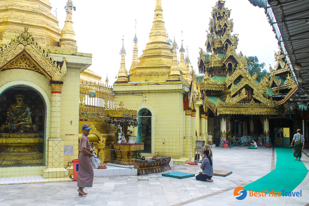 People are praying at the pagoda