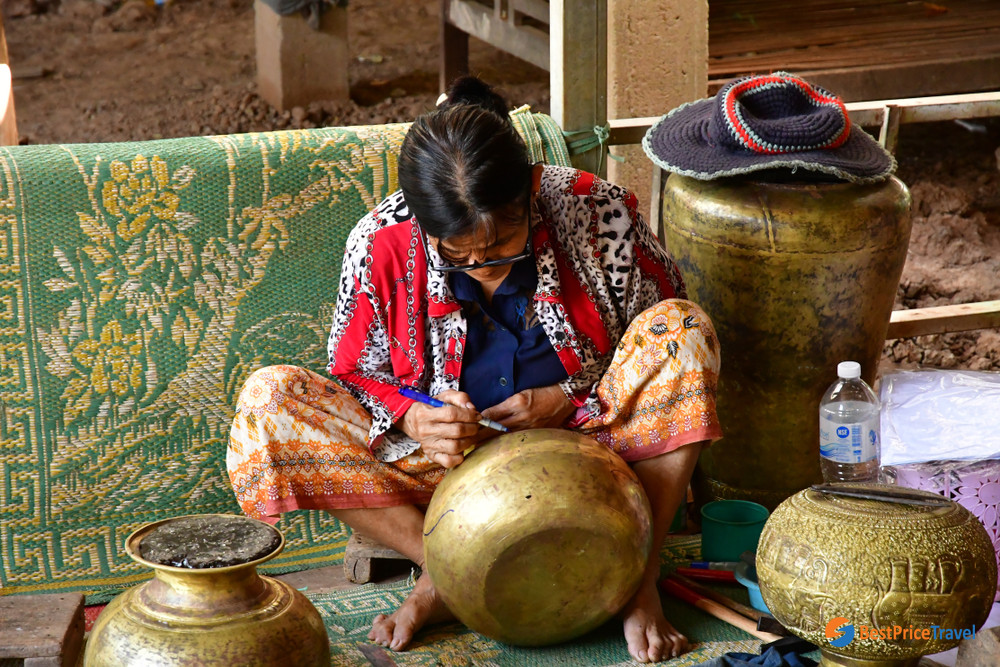A woman is engraving at workshop
