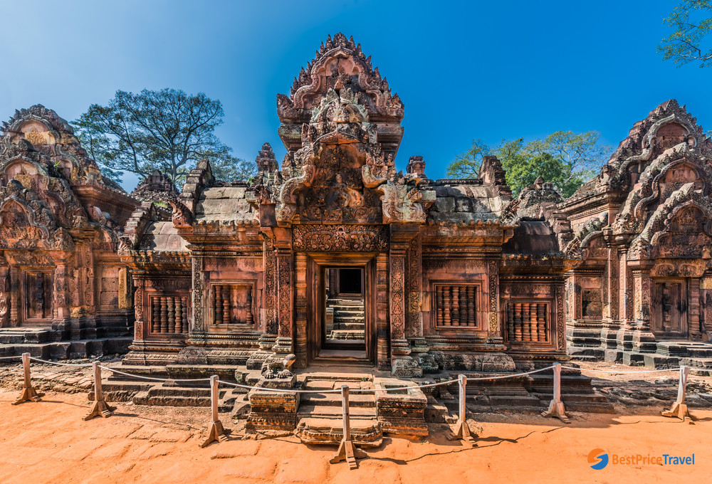 Banteay Srei, gate of Hindu pink temple