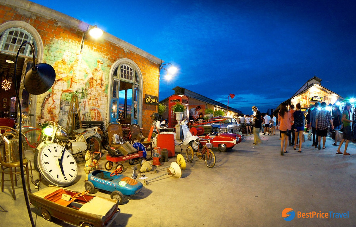 Rod's Antiques Zone at Train night market