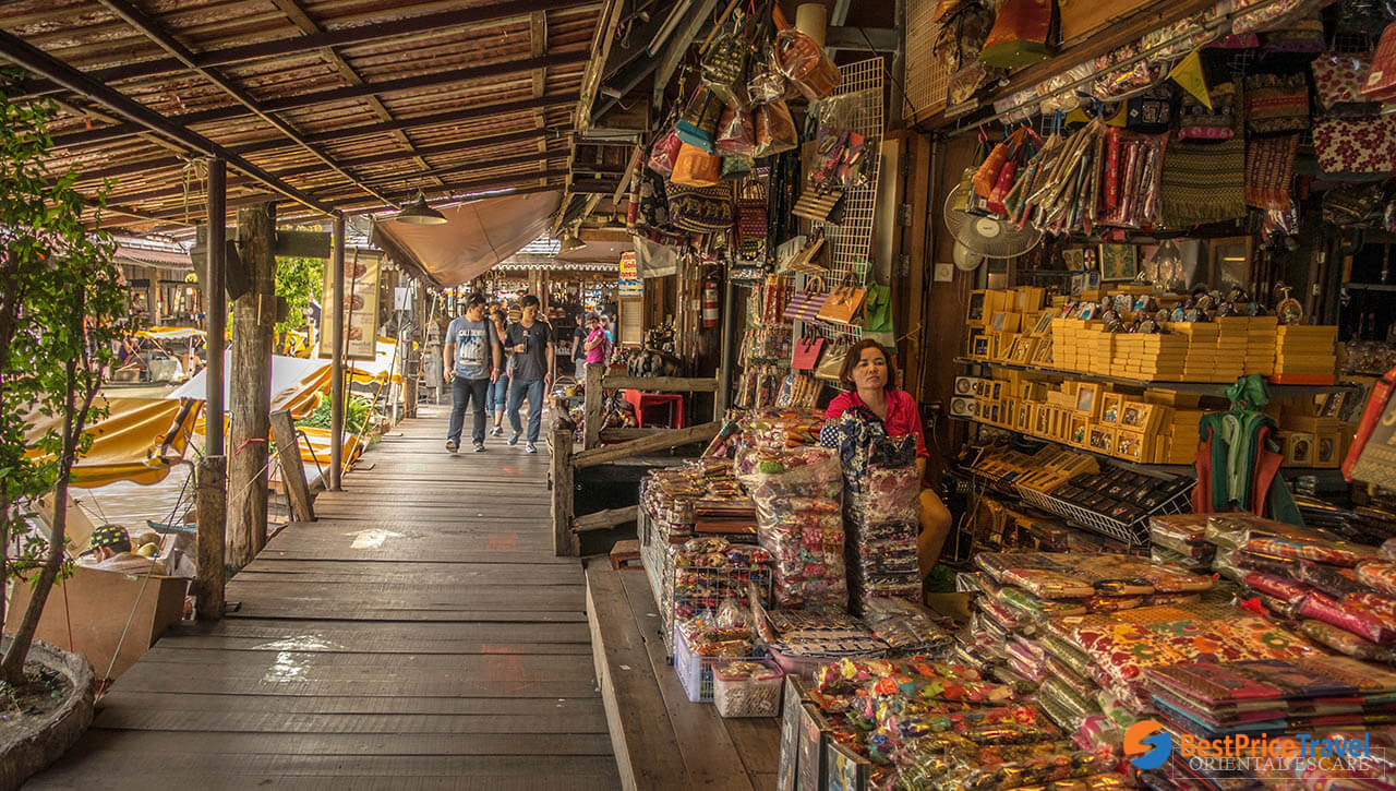 Souvenirs at Pattaya floating market