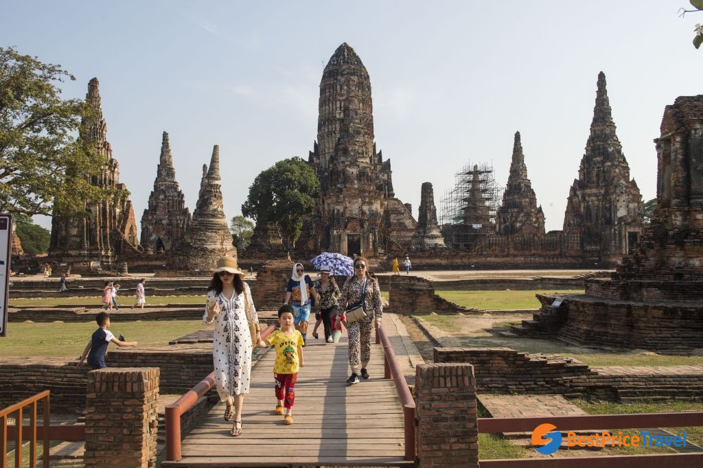 Numerous tourists come to visit Wat Chaiwatthanaram
