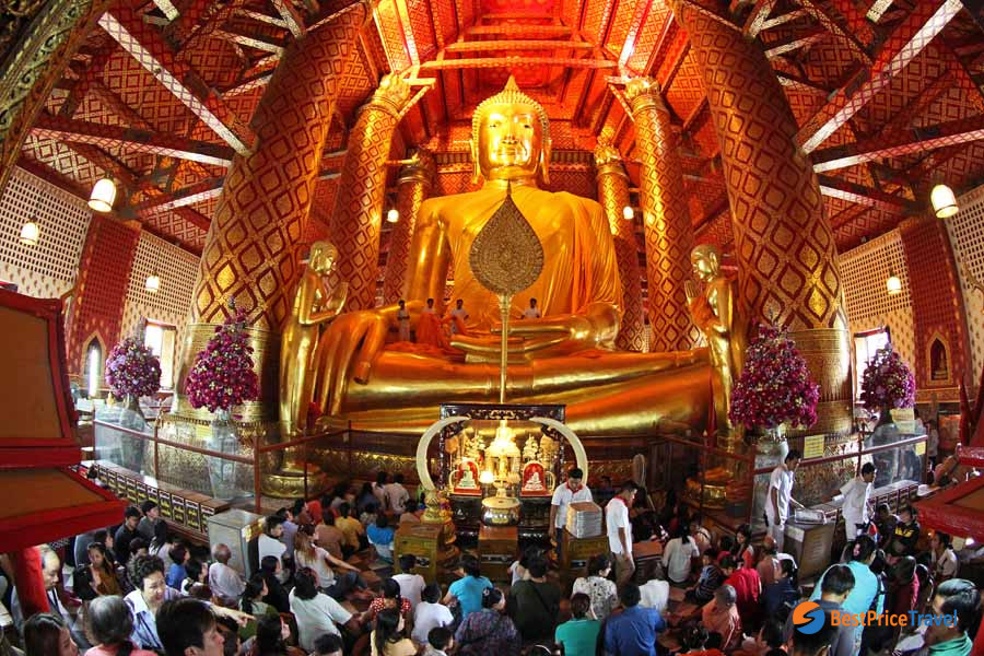 Wat Phanen Choeng is crowded with worshipers