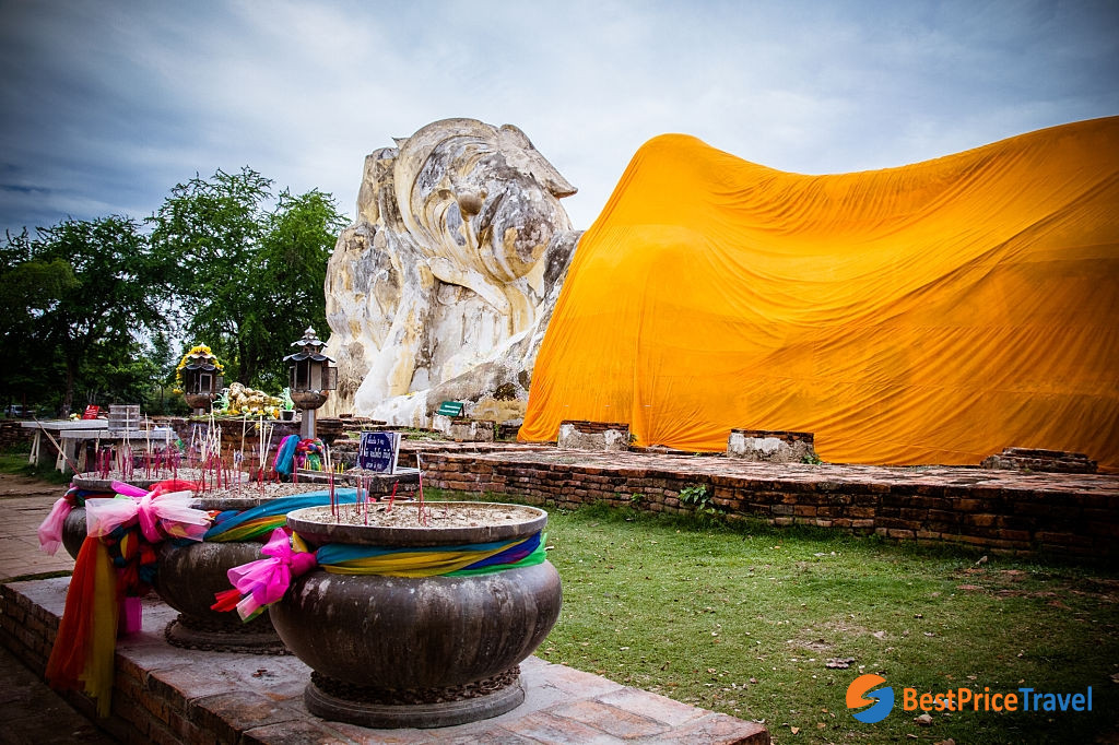 Tourists come to worship at Wat Lokayasutharam