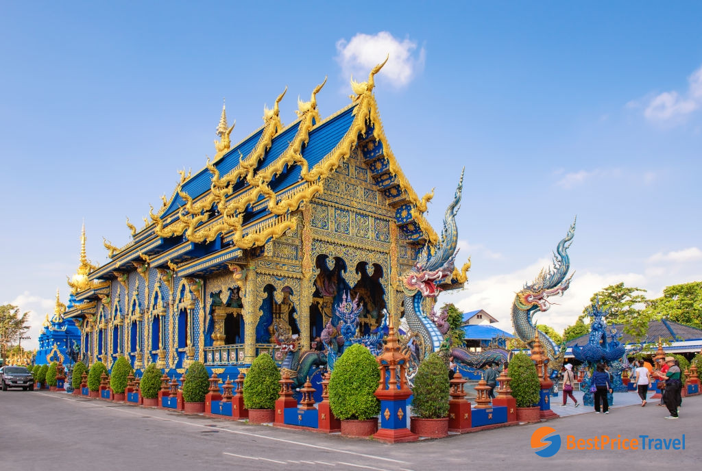 The stunning architecture of Wat Rong Seur Ten