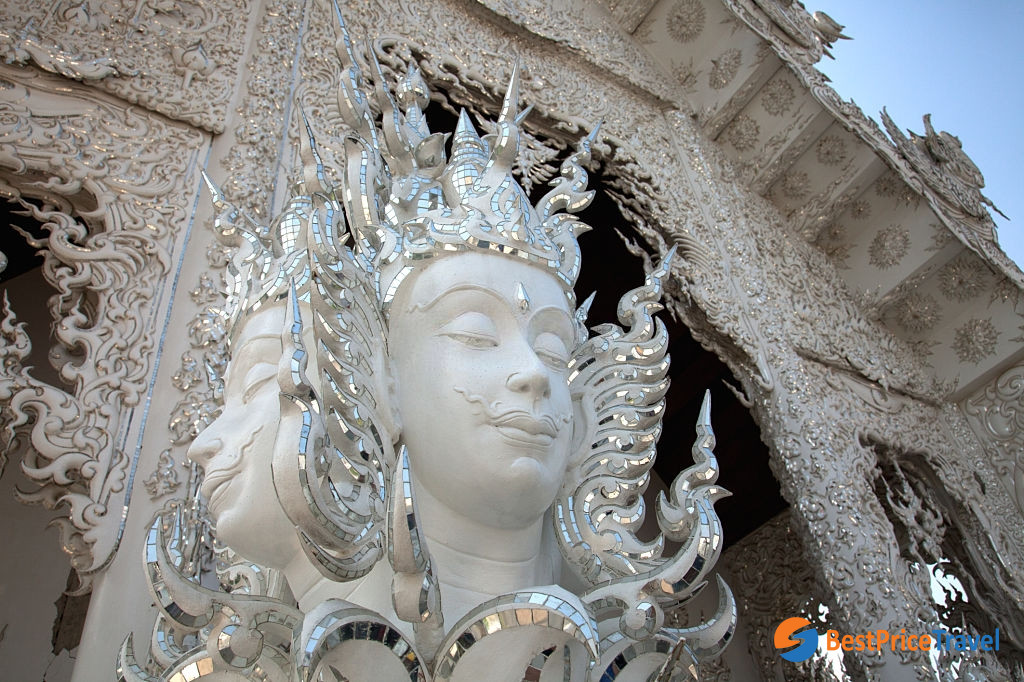 The stunning architecture at Wat Rong Khun