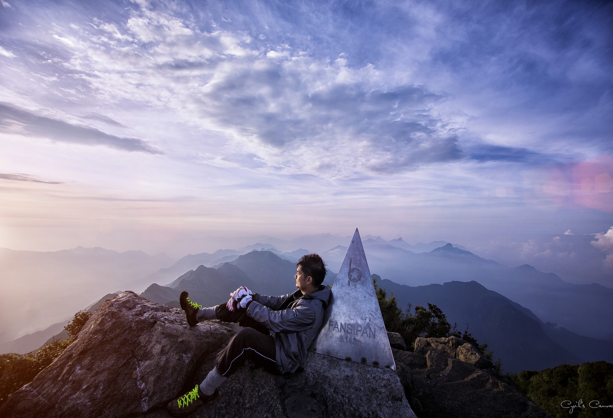 Remember to take the best pic on Fansipan summit