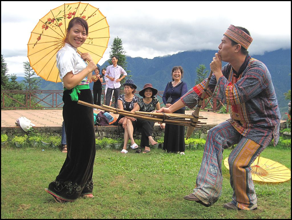 Khen dancing in Sapa love market