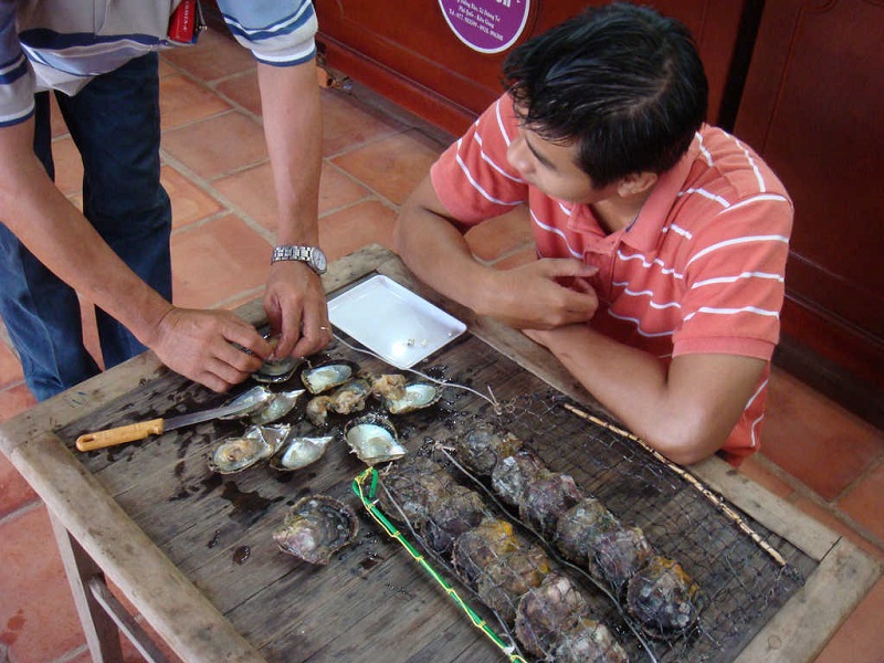 Tourist Can Learn More About Pearl Production Process