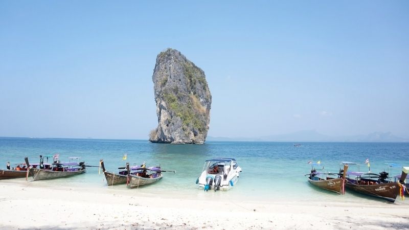 Arrive Quan Lan by speedboat