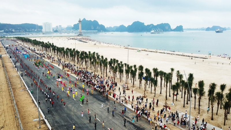 Get to Bai Chay Beach