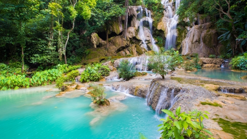 Sink in the&nbsp;turquoise swimming pools&nbsp;