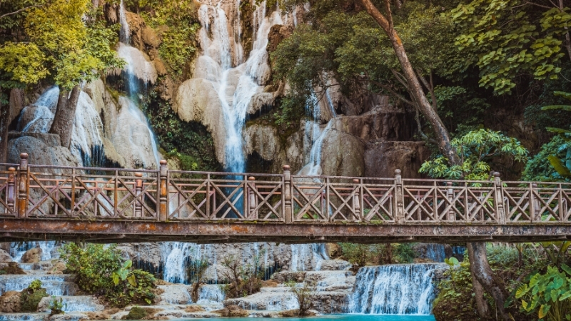 The wooden footbridge in Kuang Si Falls