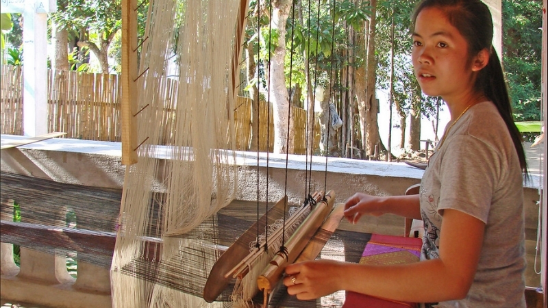 Weaving process in Ban Xangkhong