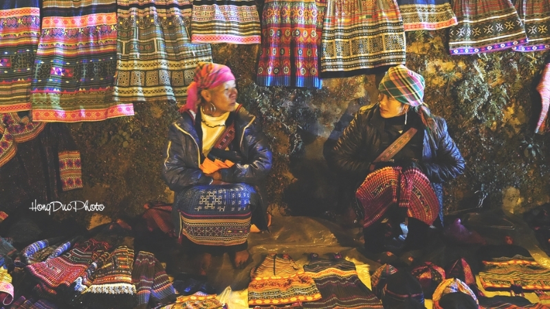 Shopping at Sapa night market