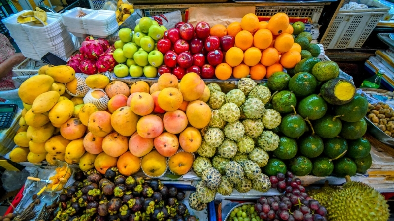 Try local food in Han Market