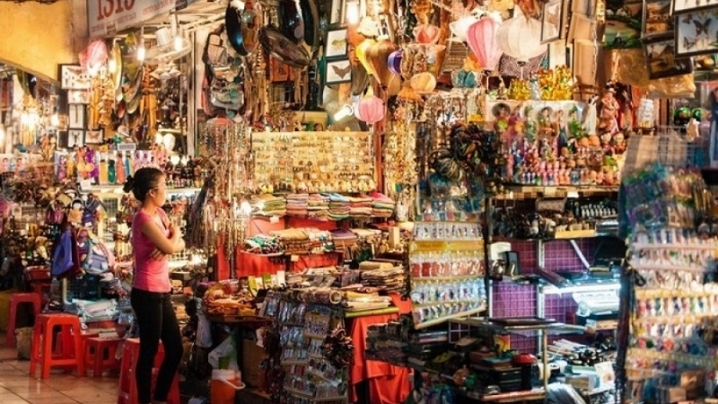 Buy souvenirs at Phu Quoc night market