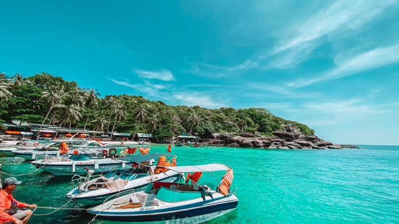 Getting Hon Thom by boat