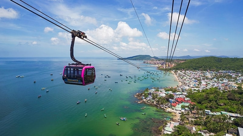 Getting Hon Thom by cable car