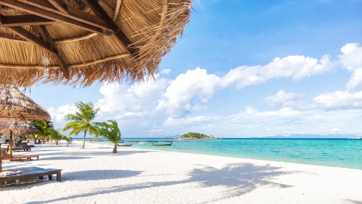 Phuket In Dry Season Suitable For Beach Relaxation