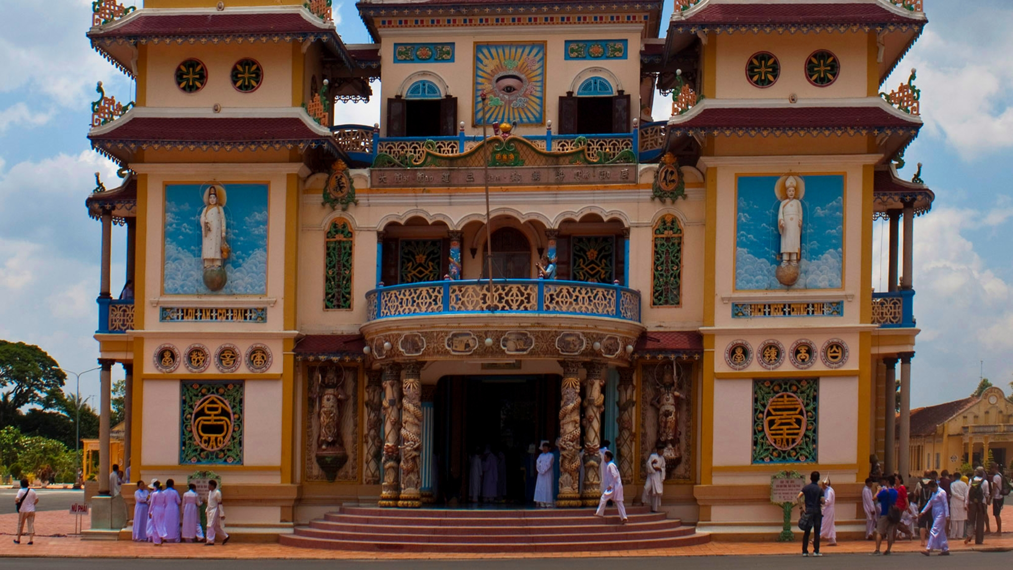 The Hustling Ambiance At Cao Dai Temple