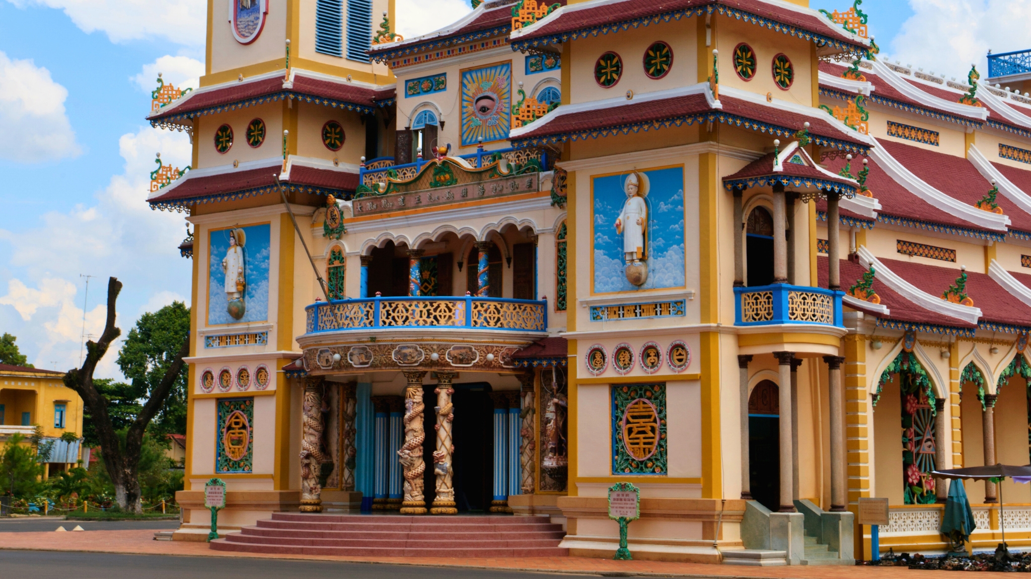 Cao Dai Temple Has A Unique Architectural Structure