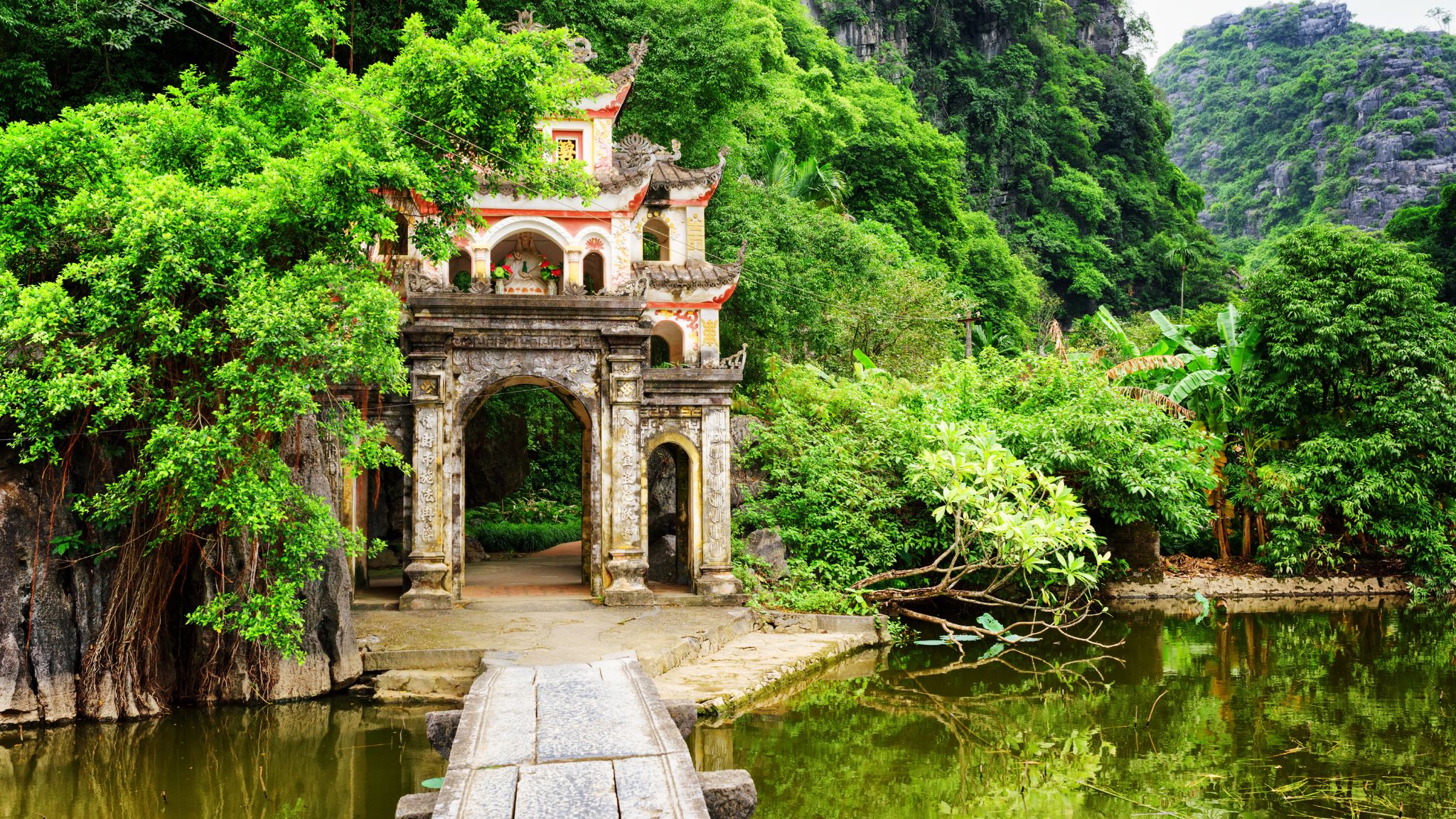 Uncover The Ancient Bich Dong Pagoda