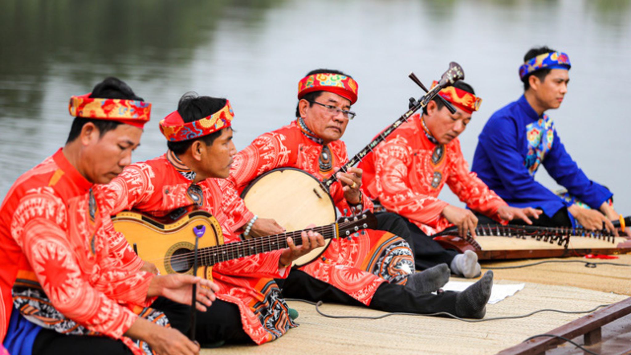 Have The Chance To Enjoy The Traditional Don Ca Tai Tu