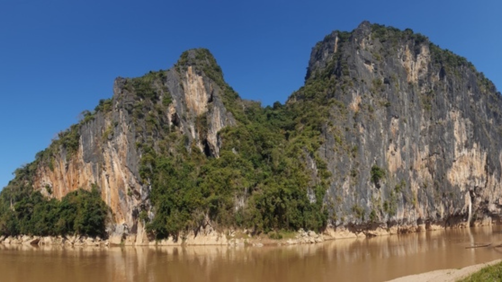 Majestic Climbing Pak Ou For Adventurous Lovers