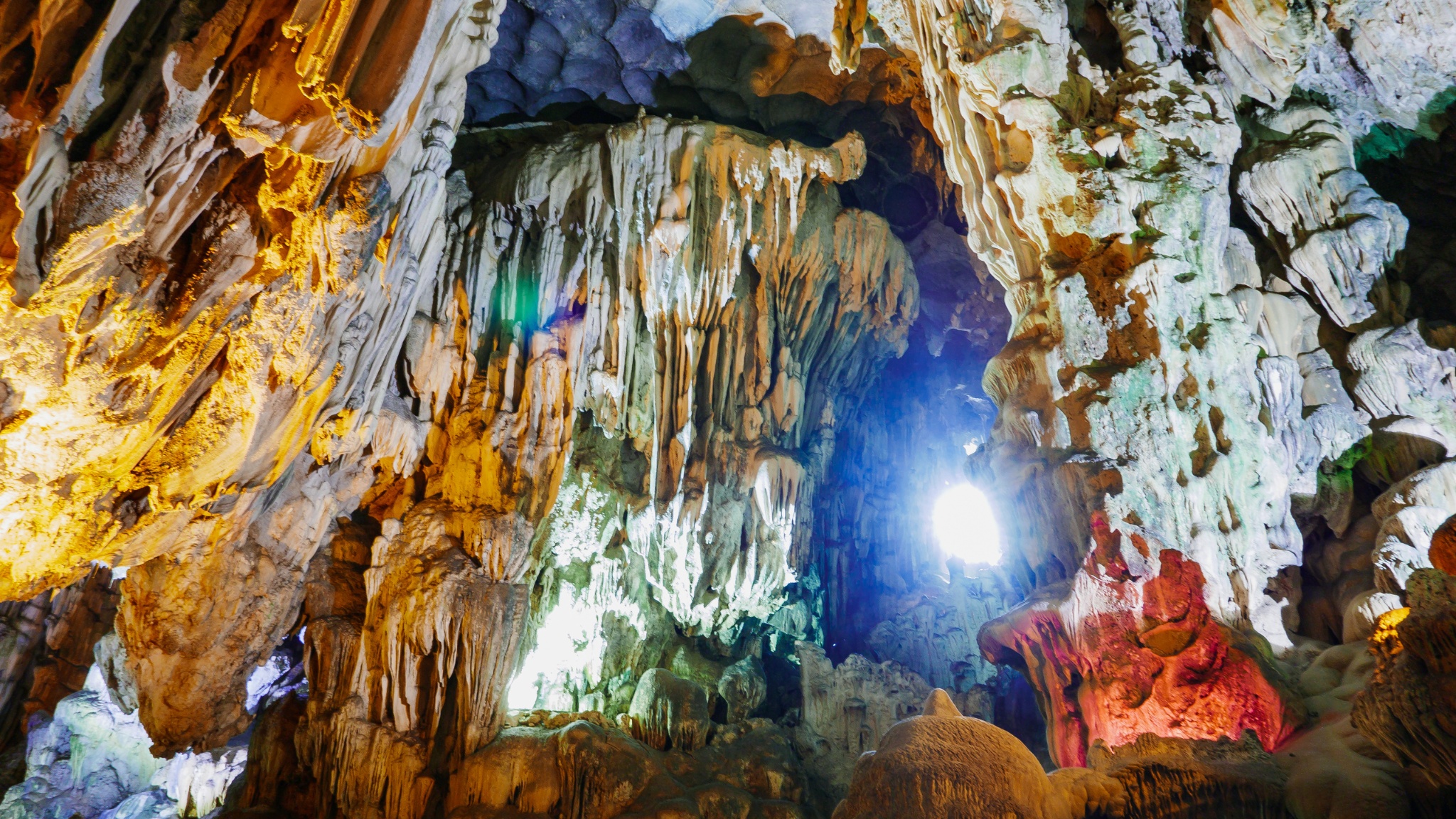Impressive stalactites in Trung Trang Cave which dated more than thousands of years