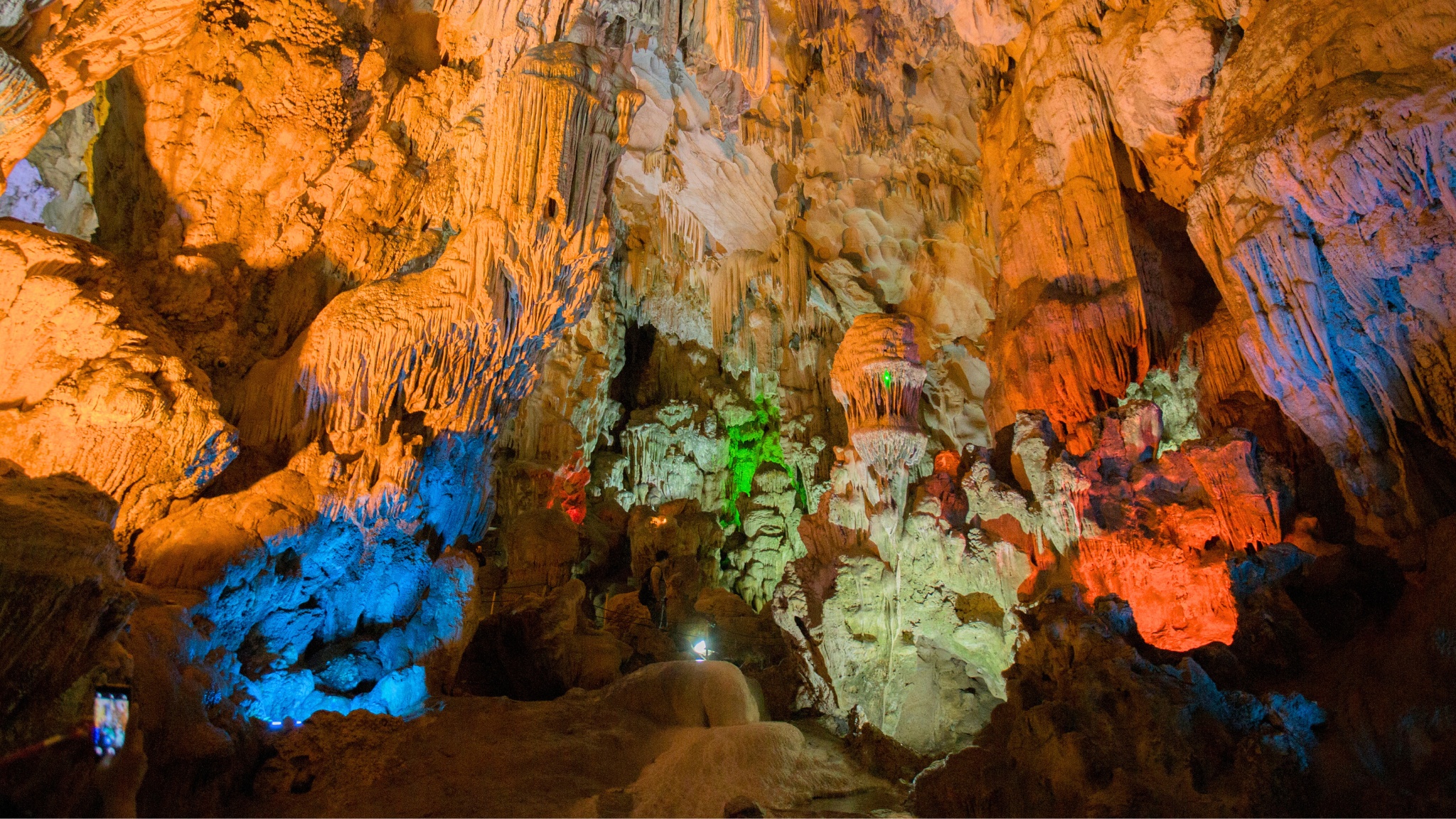 Discover the breathtaking rock formations of Trung Trang Cave on Cat Ba Island