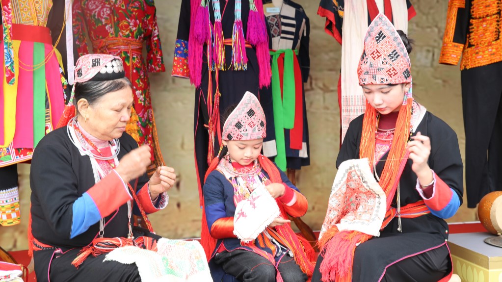 Dive into authentic life through festivals and daily traditions (Source: QuangNinhOnline)