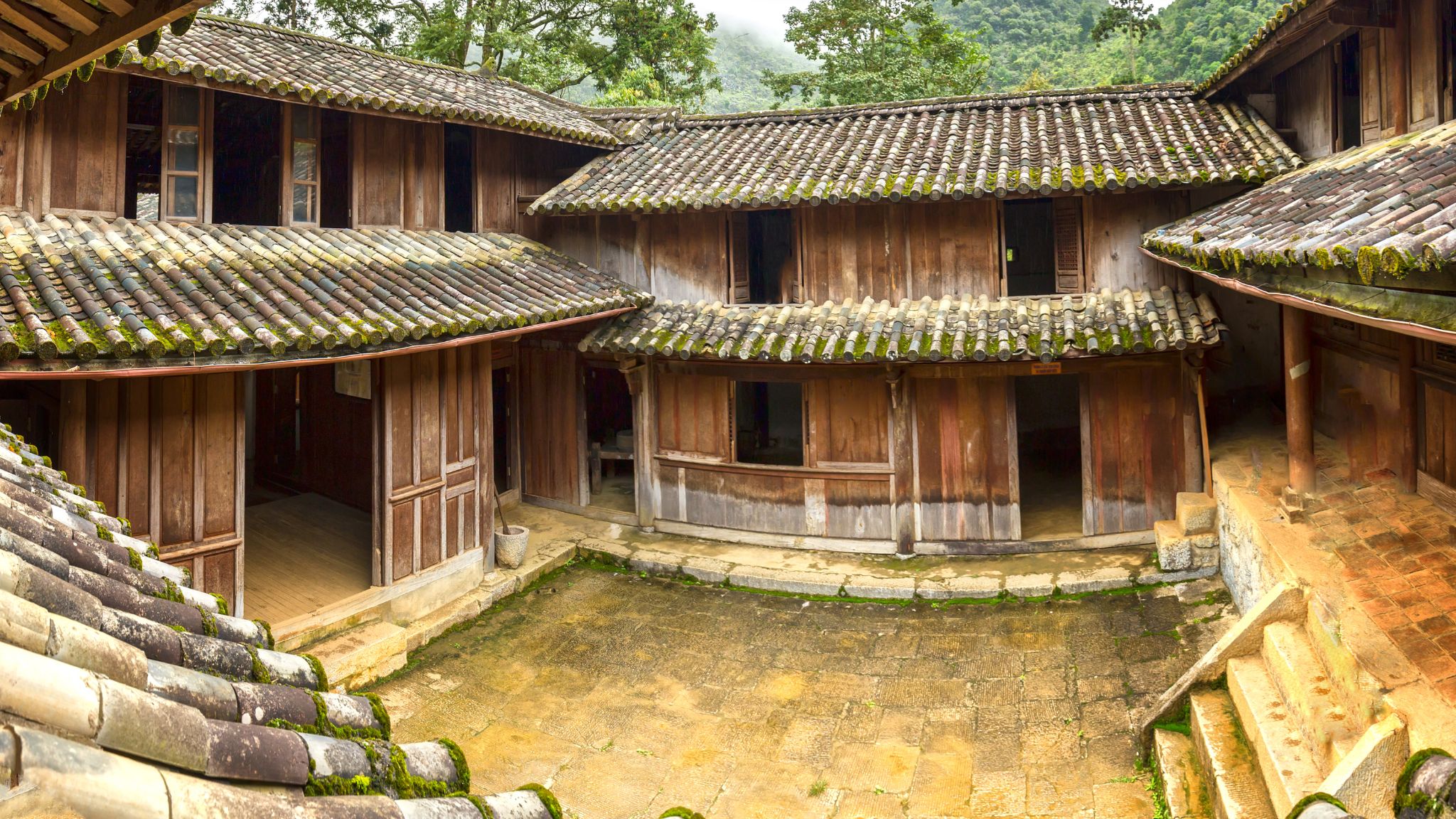 The Palace Of The H’mong King (Vuong Palace) Showcases Unique H’mong Architecture