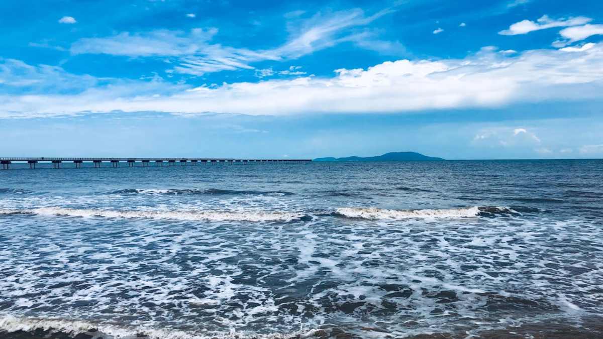 Enjoying Fresh Seafood While Listening To The Sound Of The Waves Crashing Is The Best Experience At Khai Long Beach