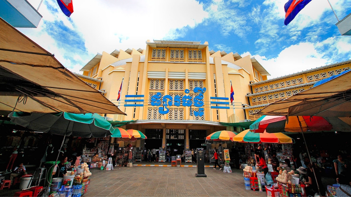 Many Shores With Local Goods In Psar Thmei