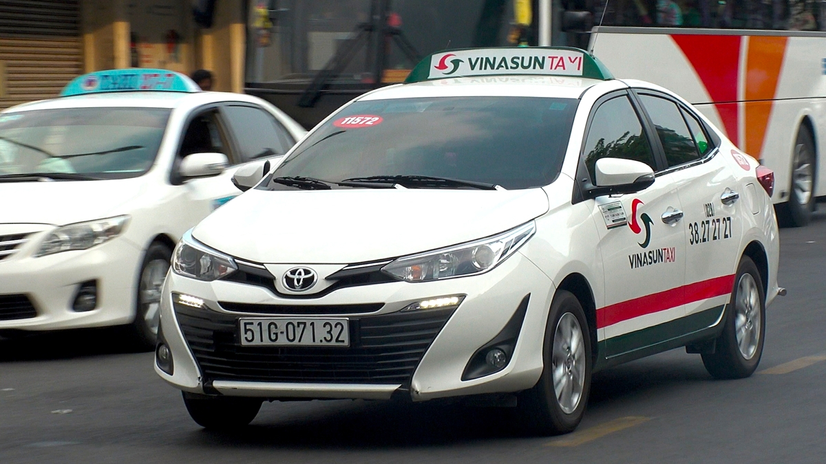 Take A Taxi To Travel Around Ninh Binh