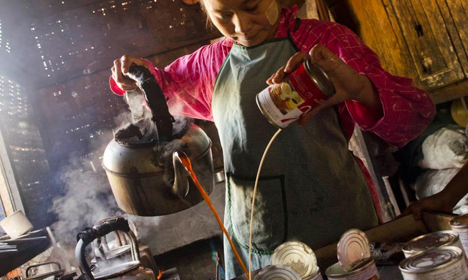 Making Burmese sweet milk tea