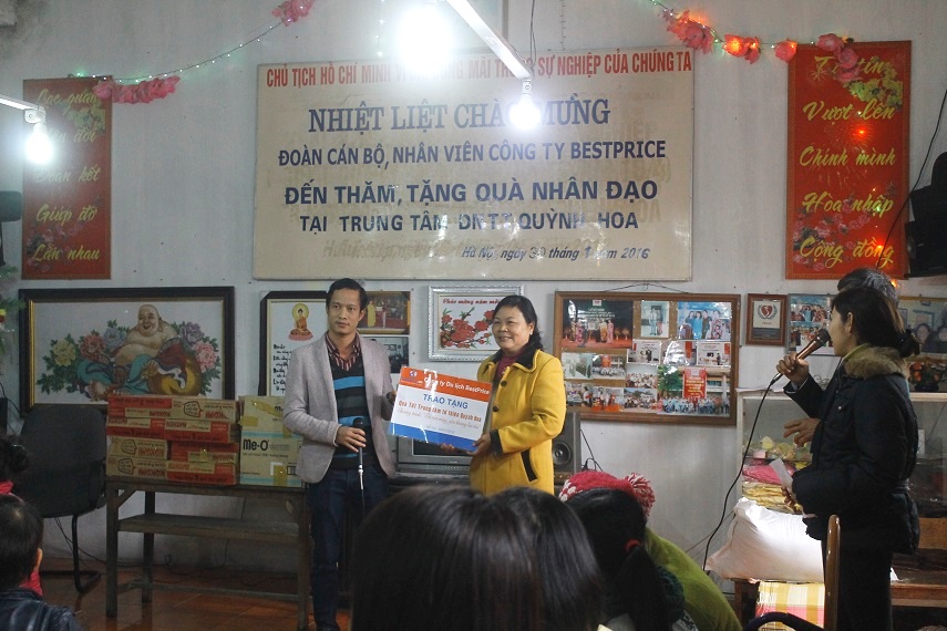 Mr. Khuc Tan Dung, Director of BestPrice Travel&nbsp;gave charitable gifts to the center