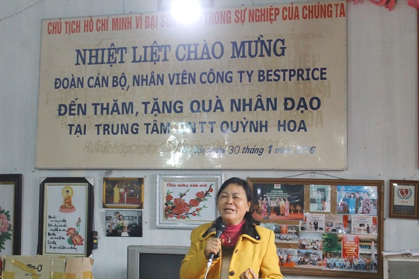 Ms. Hoa's expression&nbsp;